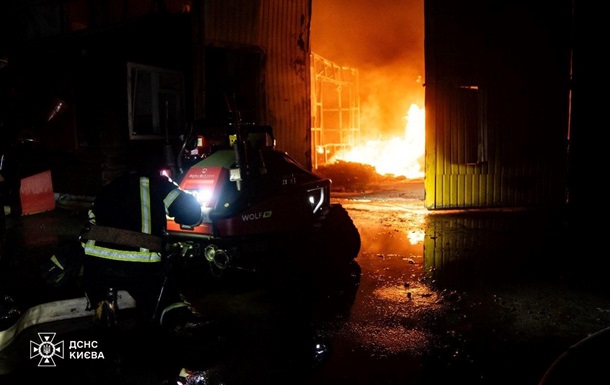 У Києві на Троєщині ліквідували масштабну пожежу