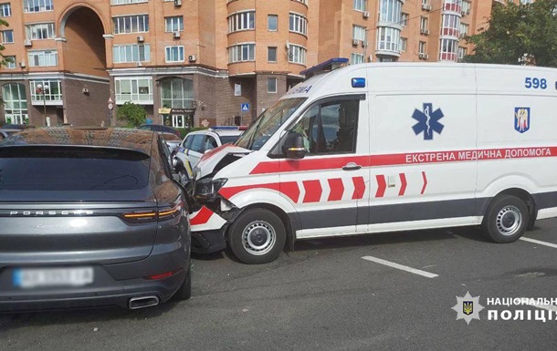 У Києві в ДТП постраждала вагітна жінка, “швидка” також потрапила в аварію