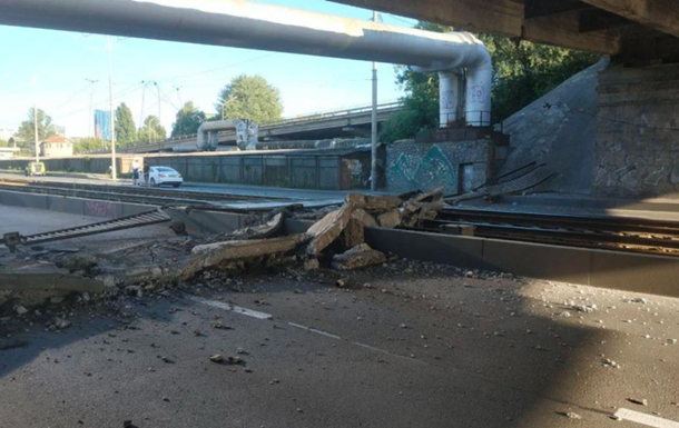 У Києві обвалилася частина мосту