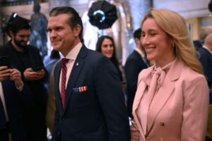 Новини світу - Геґсет бере родичів на зустрічі щодо України - ЗМІ