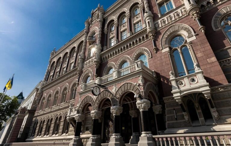 НБУ збільшив продаж доларів третій тиждень поспіль