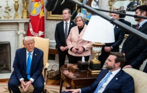 Новини світу - Венс пропонував Трампу звільнити Волца - ЗМІ