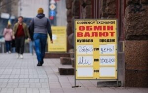 Новини бізнесу - Курс долара падає в обмінниках, євро - зростає