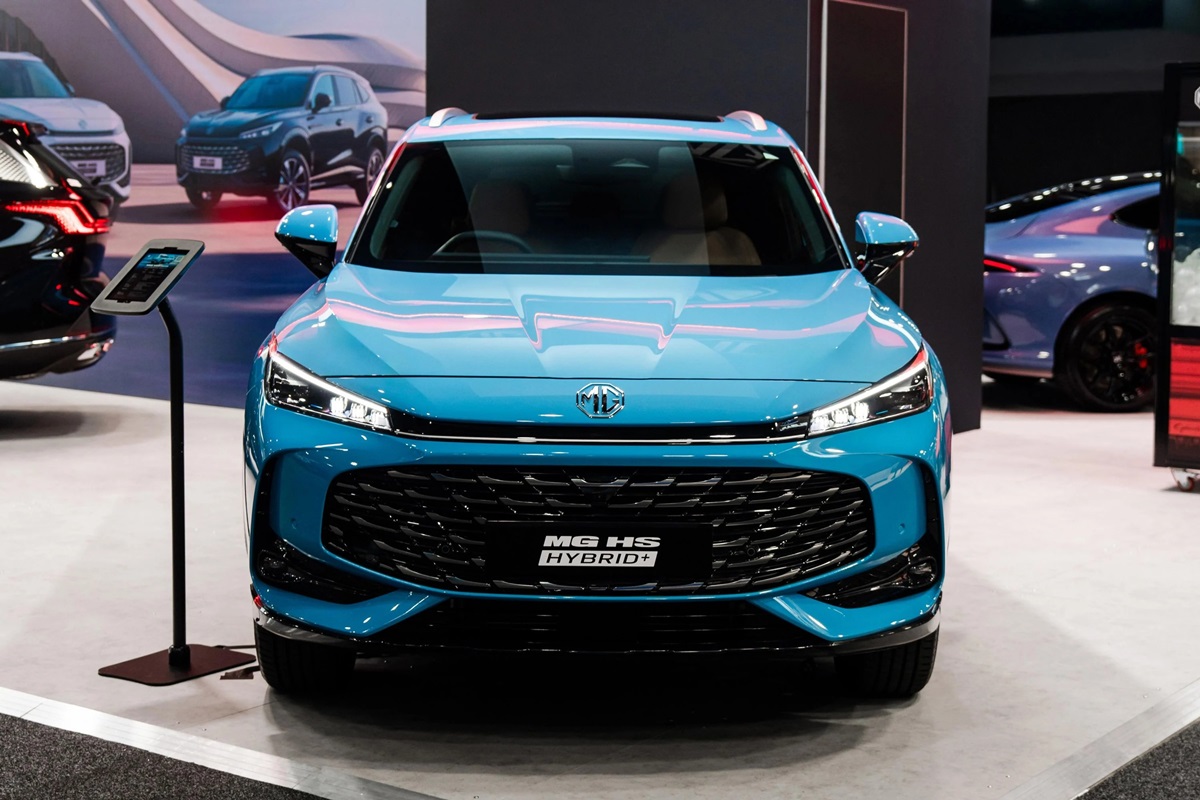 Без категорії - MG представила гібридну версію кросоверу HS