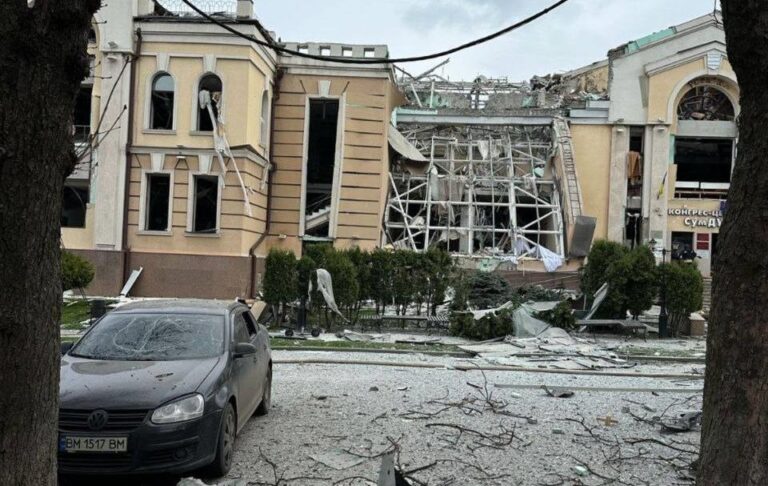 Ракетний удар РФ по Сумах: фото і відео руйнувань