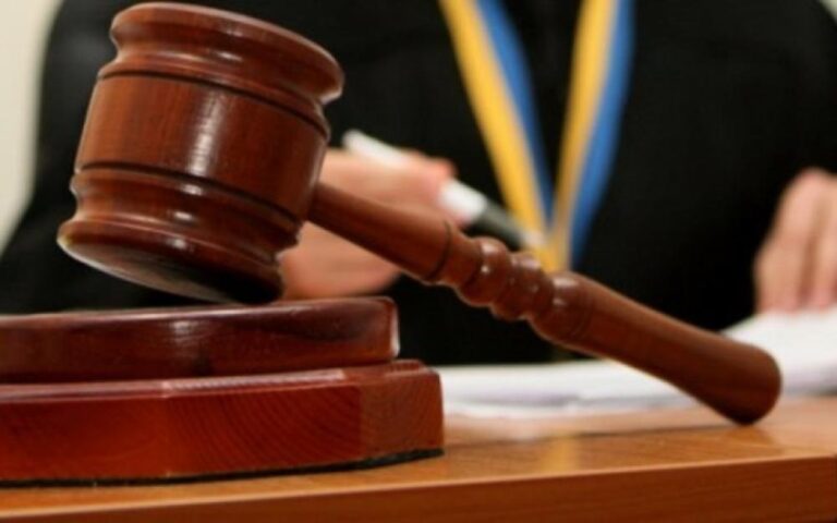 У Києві чоловік примушував падчерку до інтиму, поки її матір була на роботі