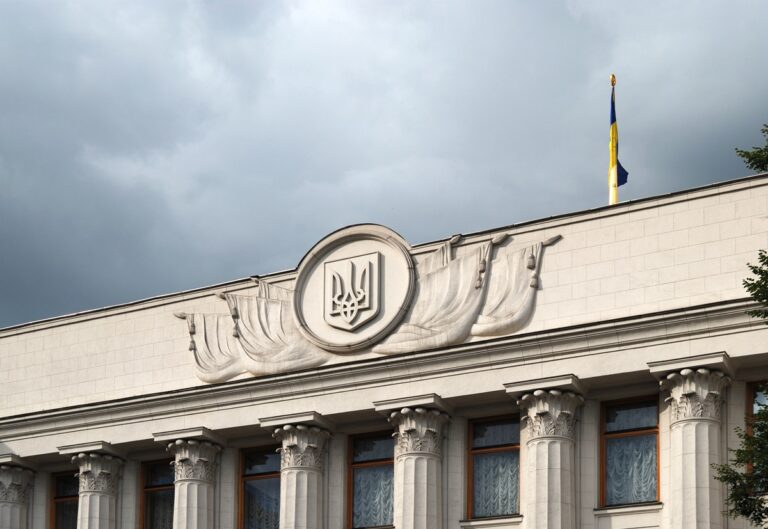 У Раді пропонують дозволити військові контракти 60+