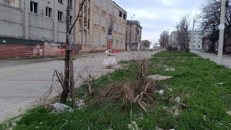 В Маріуполі продовжують виявляти могили загиблих на початку війни