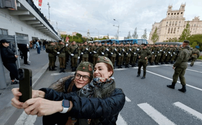 До Москви на парад приїдуть п’ять депутатів Європарламенту – ЗМІ