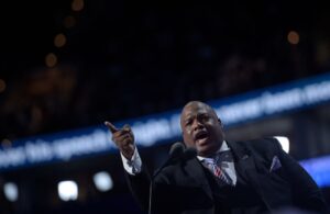 Новини світу - Духовний радник Трампа пообіцяв суворе нагадування для Путіна