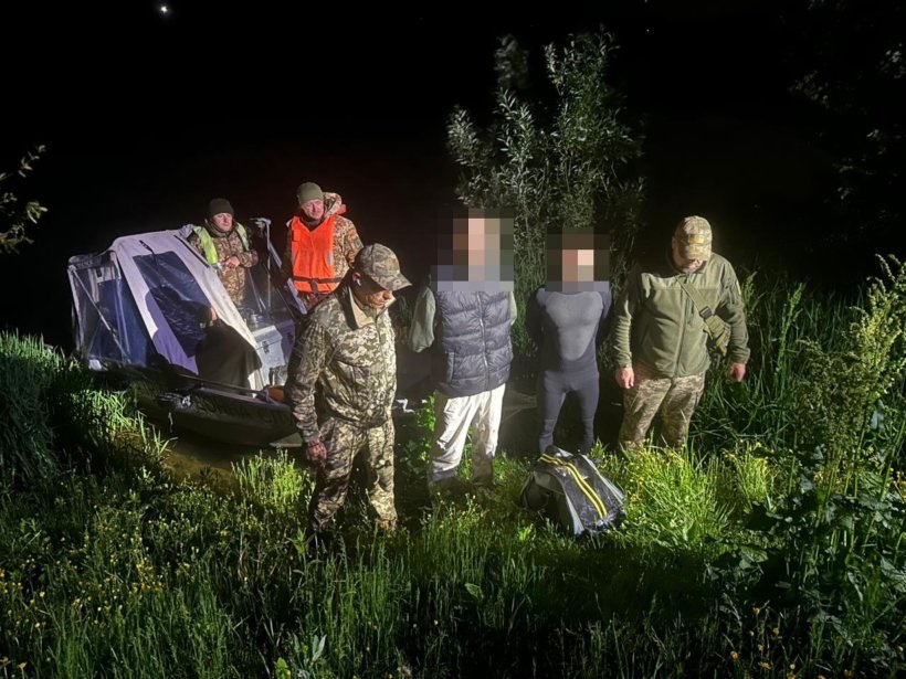 Новини України - На Дністрі виловили двох "плавців" у гідрокостюмах