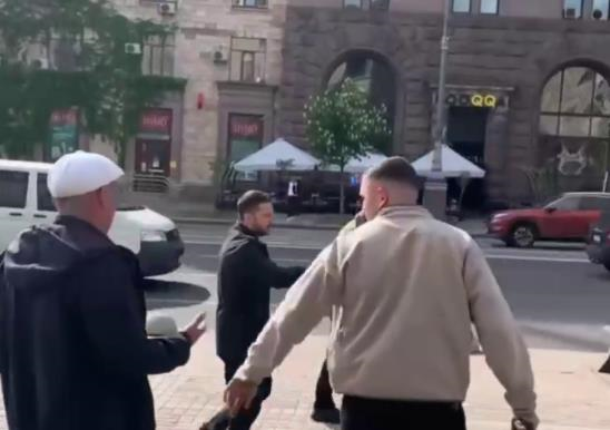 На Хрещатику чоловік напідпитку спробував підійти до президента