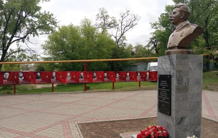 Окупанти встановили памʼятник Сталіну в Мелітополі