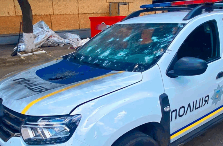 Росіяни скинули вибухівку з дрона на авто поліції на Херсонщині
