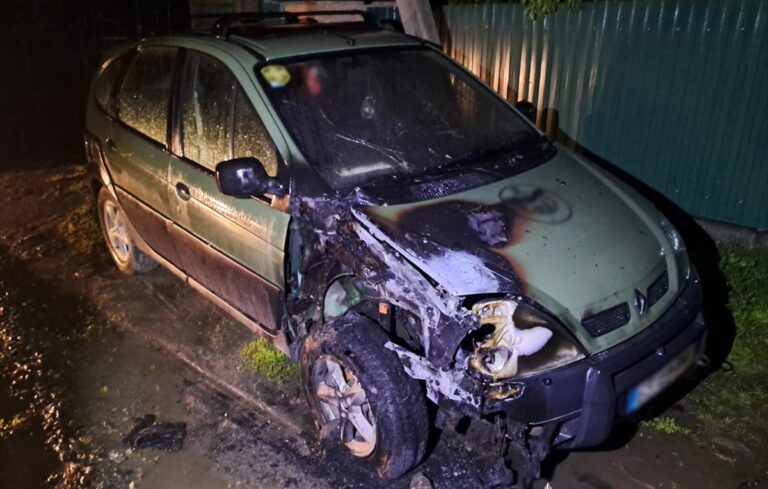 ​У Бердичеві підпалили два військових автомобілі