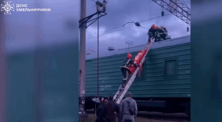 У Хмельницькому хлопця вразило струмом на вагоні