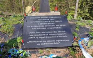 Новини світу - З могили воїнів УПА в Польщі демонтували провокативну плиту