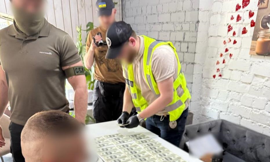 Новини Києва - Фіктивний діагноз дружині: у Києві чиновник за гроші допоміг ухилянту