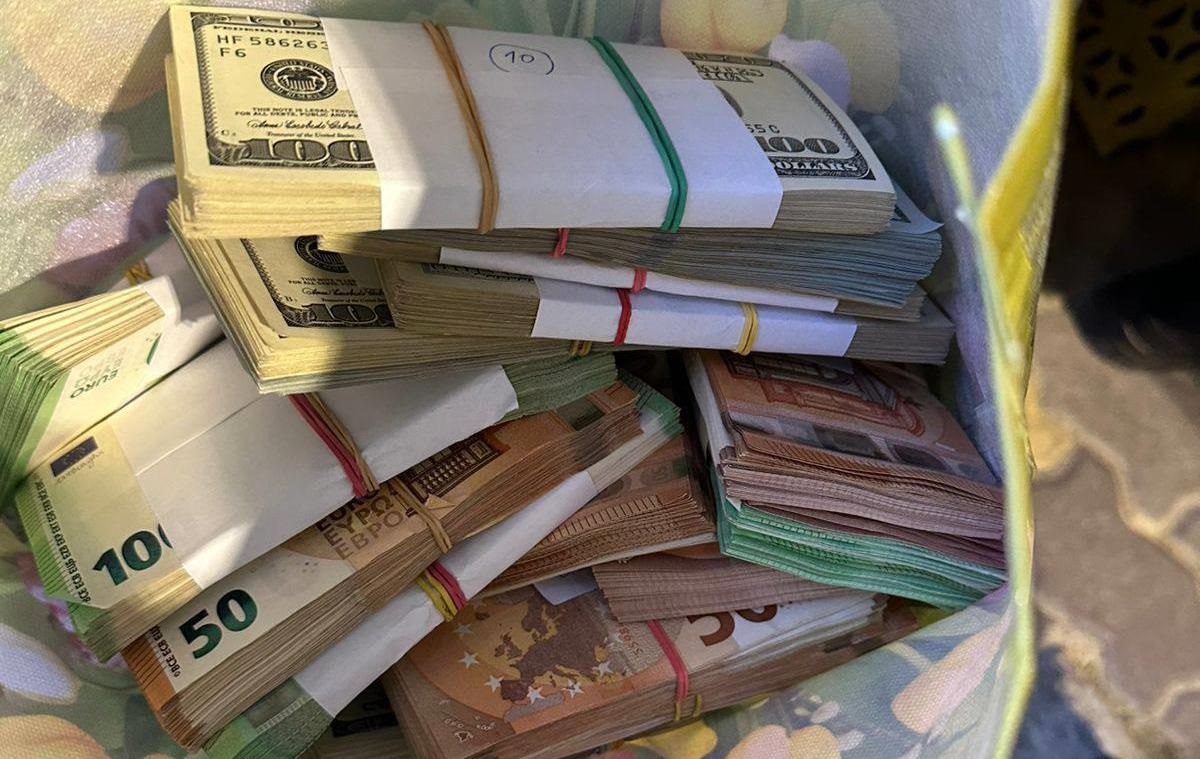 Новини України - Митники відібрали на кордоні 220 тис. євро, сховані в багажнику авто