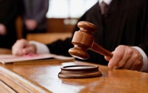 Новини України - На Львівщині судили школярку, яка під музику РФ вилізла на дорожній знак
