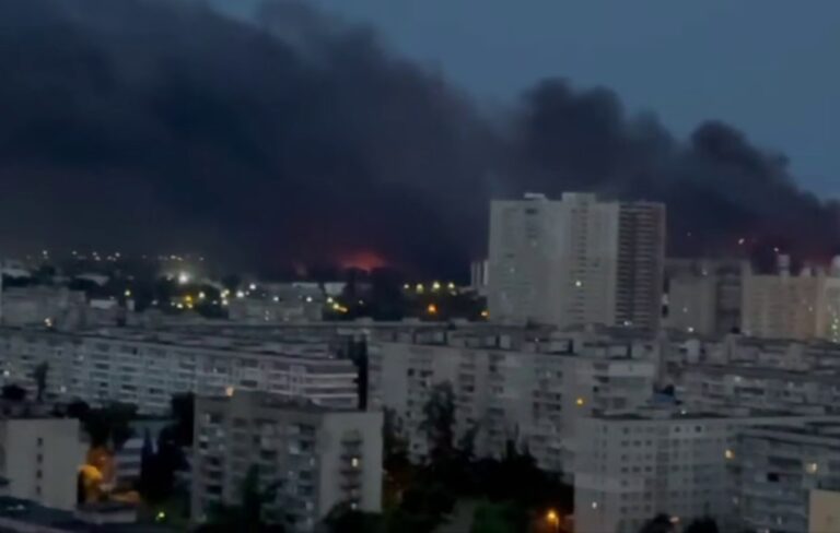 Небо у Києві затягло чорним димом