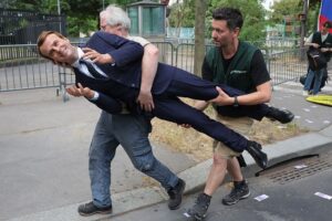 Новини світу - У Парижі з музею вкрали статую Макрона та принесли під посольство РФ