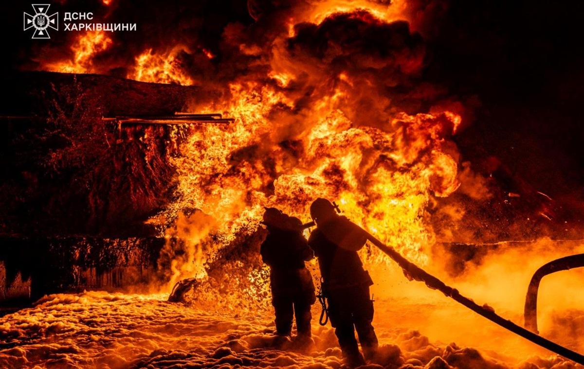 Новини України - Атака РФ: у Чугуєві велика пожежа, 11 поранених