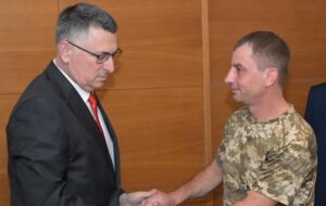 Новини України - Глава МЗС Ізраїлю зустрівся з бійцем ЗСУ, що втратив сім'ю через удар Ірану