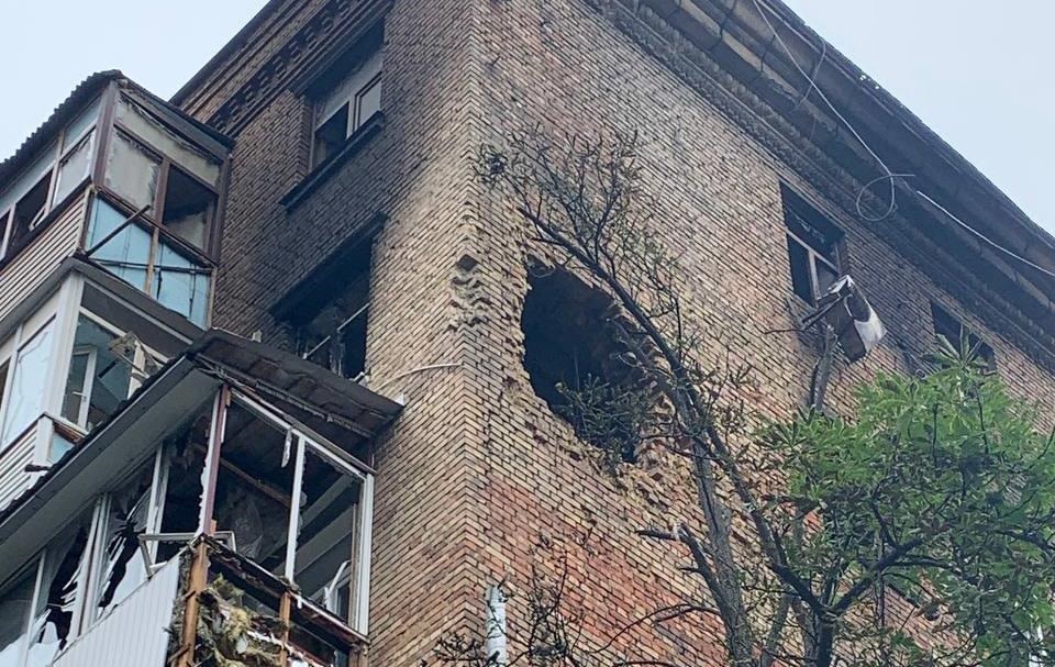 Новини Києва - Київ після атаки: у стіні будинку величезна діра