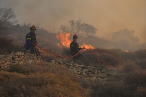 Новини світу - Масштабна лісова пожежа у Греції змусила евакуювати кілька сіл
