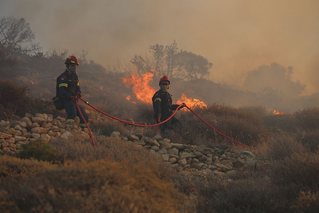 Новини світу - Масштабна лісова пожежа у Греції змусила евакуювати кілька сіл