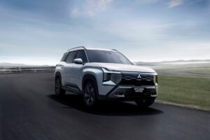 Авто новини - Mitsubishi представила трирядний позашляховик Destinator