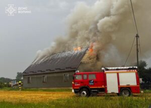 Новини України - На Волині через удар блискавки горів будинок