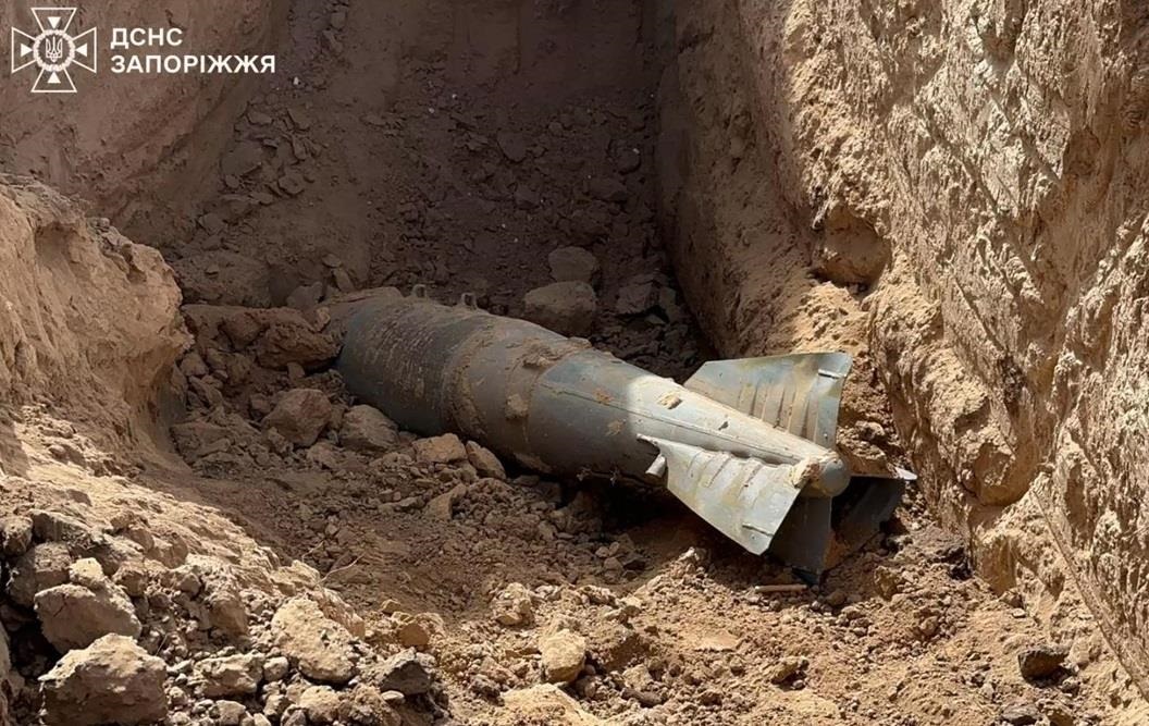 Новини України - Росіяни скинули бомбу на пам'ятник льотчику на Запоріжжі - соцмережі