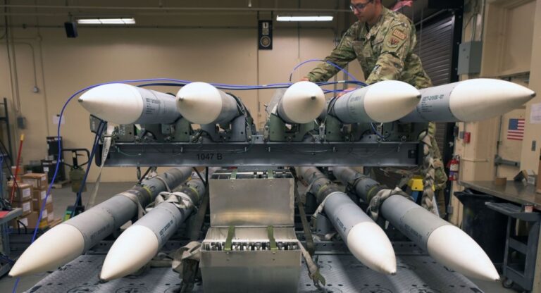 США знову зупинили допомогу Україні: що далі