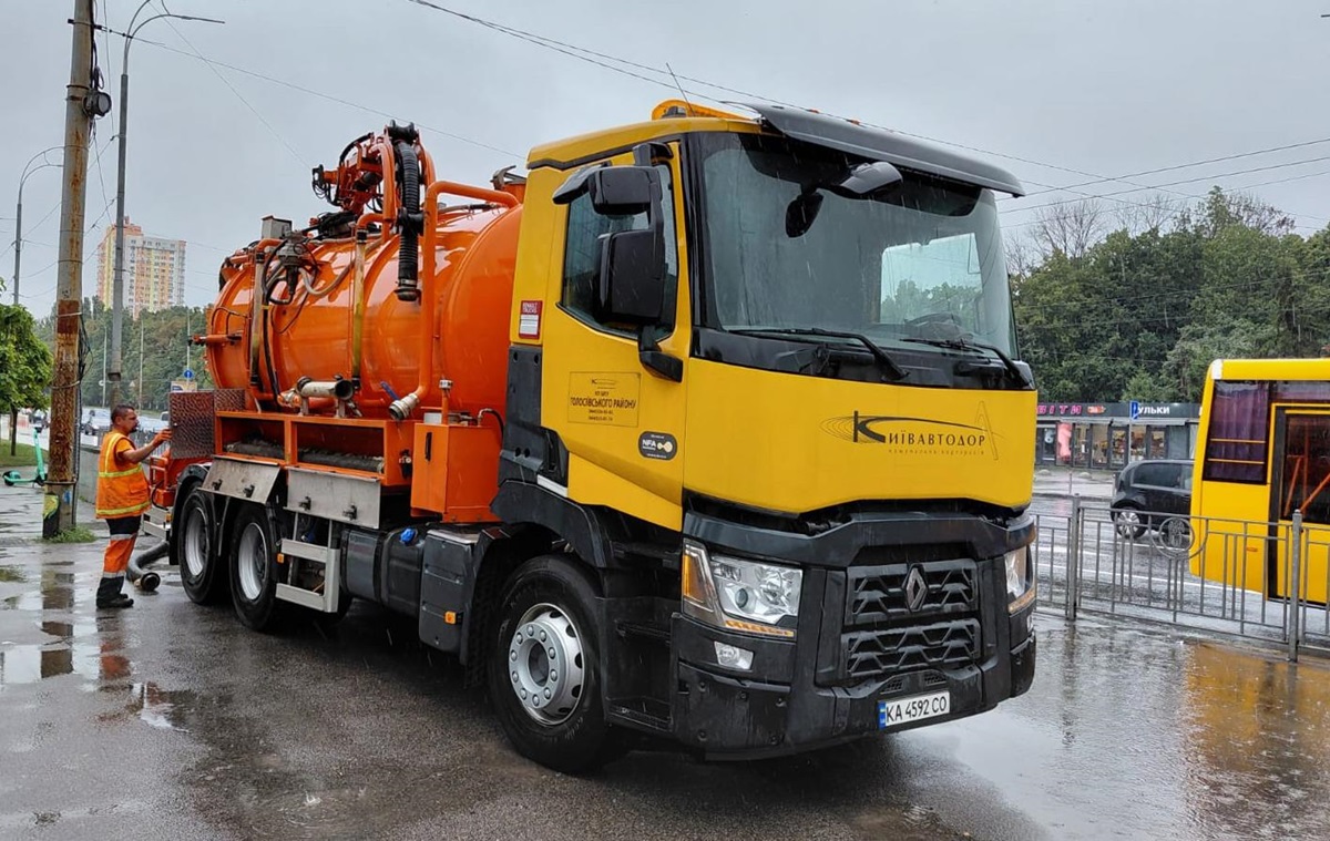 Новини Києва - У Києві через залпові зливи затопило вулиці