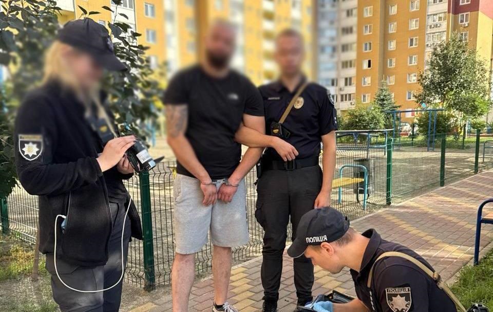 Новини Києва - У Києві чоловік стріляв по авто у дворі будинку