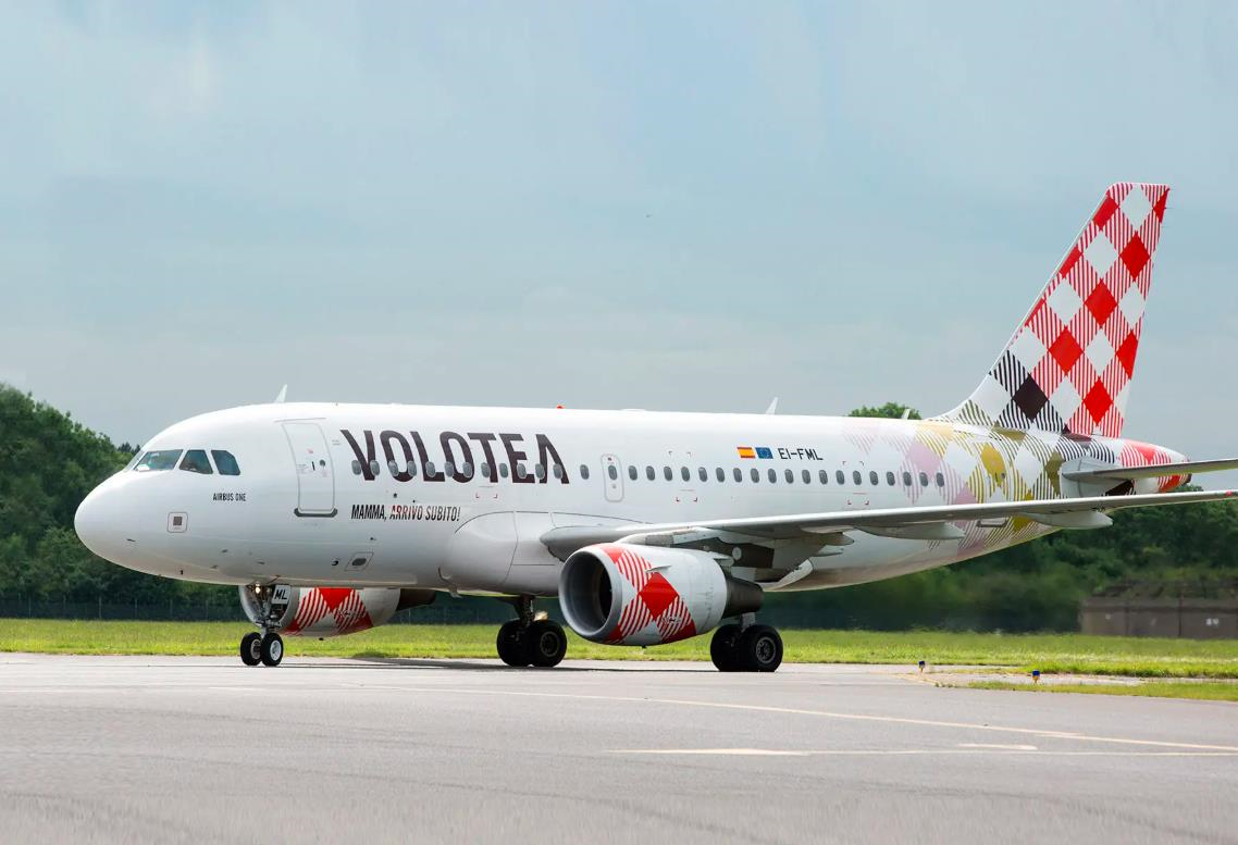 Новини світу - В аеропорту Італії чоловіка засмоктало у двигун літака