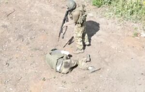 Новини України - З'явилось відео, як військовий РФ убив пораненого