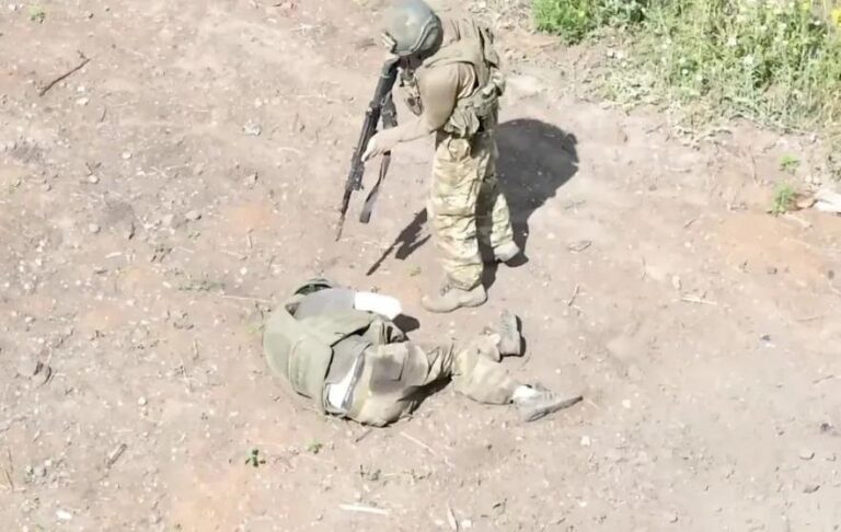З’явилось відео, як військовий РФ убив пораненого