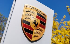 Авто новини - Porsche визнала перехід на електромобілі передчасним