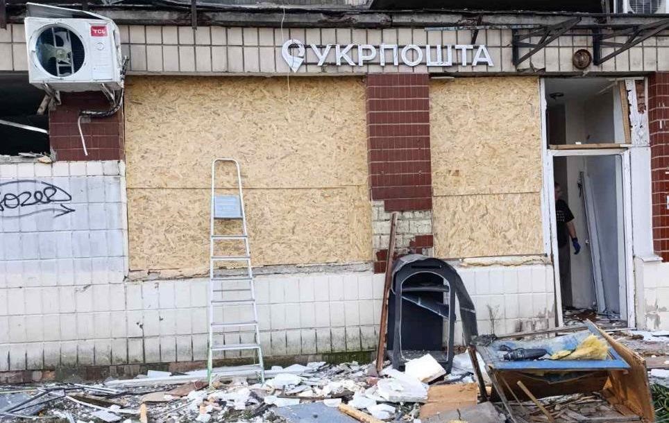 Новини Києва - У Києві російський удар знищив відділення Укрпошти