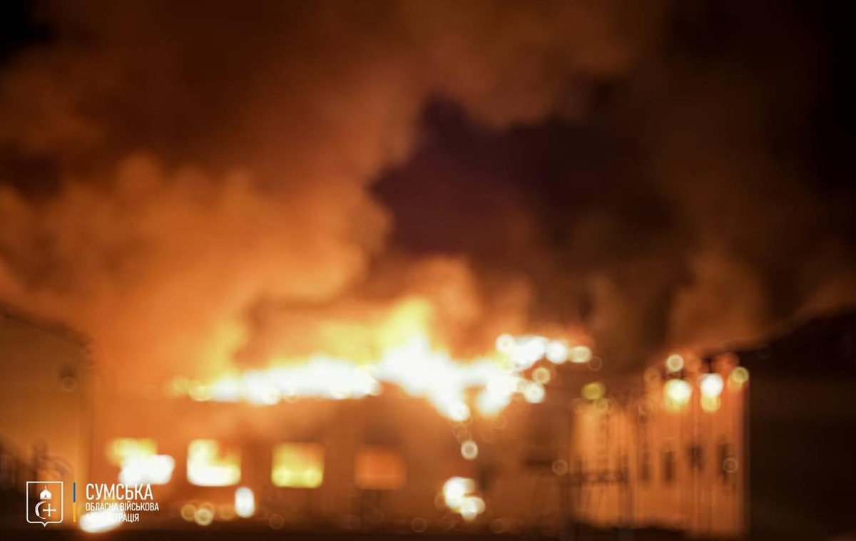 Новини України - У Сумах після удару БПЛА спалахнула пожежа
