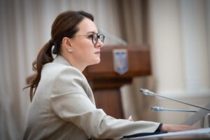 Новини України - Уряд дозволить виїзд молодим українцям