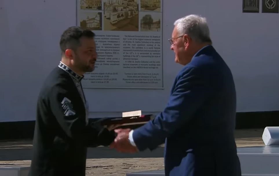 Новини України - Зеленський нагородив Келлога орденом