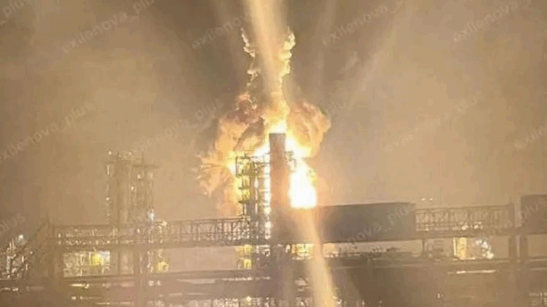 Атаки дронів порушили роботу НПЗ та нафтового порту в РФ – ЗМІ