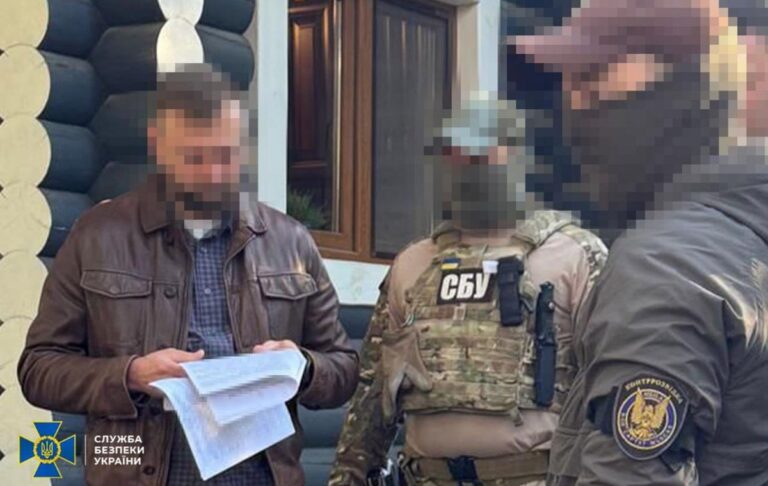 Чиновник МЗС продавав росіянам паспорти для “легалізації” в ЄС