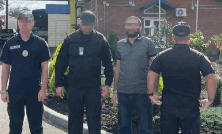 До України екстрадували іноземця, який збував фальшиві долари