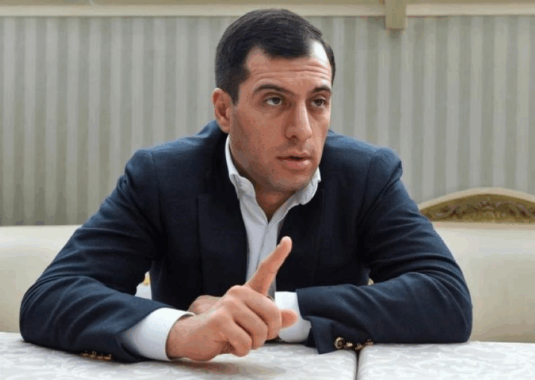 Ексчиновника РФ, який втік із суду, знайшли мертвим у консульстві Вірменії