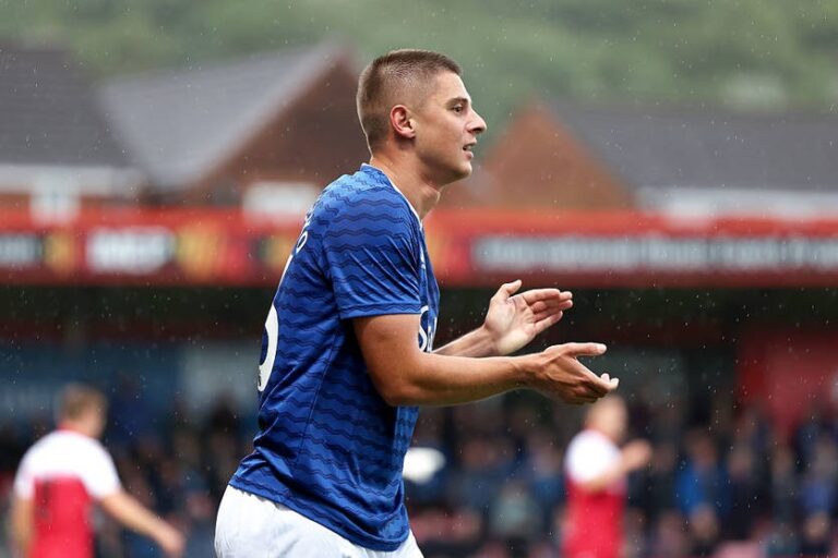 Евертон може посилити позицію Миколенка вільним агентом